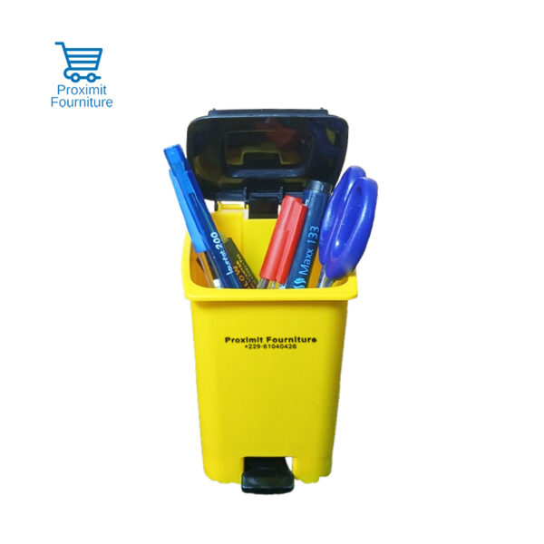 Pot-a-crayon-en-plastique-forme-poubelle